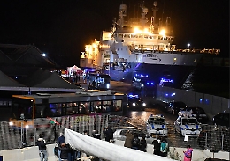 Sbarchi a Catania: donne, bimbi e fragili giù dalle navi. Urla e malesseri tra chi resta a bordo