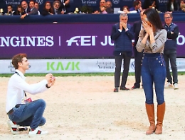 Per Gessica Notaro la proposta di matrimonio arriva...a cavallo