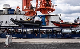 Tre bambine e un neonato: i primi migranti a Catania. Tra questi una bambina di 11 mesi nata con il labbro leporino dal Togo