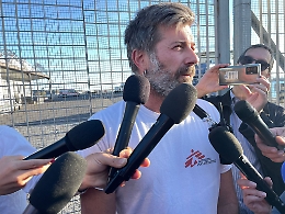 Migranti, responsabile soccorso Msf: «Persone in sofferenza, devono essere sbarcate»