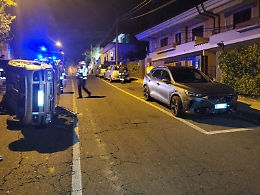 Capota con l'auto dopo aver investito una vettura parcheggiata e poi ne danneggia un'altra