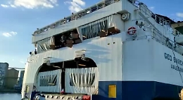 Migranti, striscioni e proteste degli attivisti nel porto di Catania: «Liberi tutti»