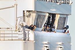 Migranti, l'attesa sulla Geo Barents e il sostegno degli attivisti sul molo