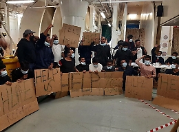 Migranti, cresce la tensione sulle navi al porto di Catania. Piantedosi: «Noi umani ma fermi»