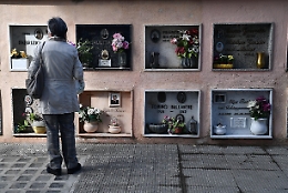 Ex moglie e compagna lo piangono ma prima della sepoltura spunta anche una moglie segreta