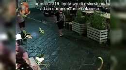 Catania, gli estortori ripresi mentre minacciano un commerciante: «Paga oppure...»