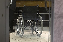 Caltanissetta, ruba una sedia a rotelle del pronto soccorso per tornare a casa