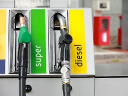 Benzina: aumento verde al self a 1,715 euro al litro