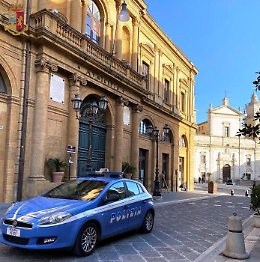 Parroco sorpreso a spiare pallavoliste mentre si stavano cambiando: «Ho avuto un momento di debolezza»