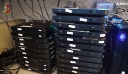 Pay tv a sbafo per 900 mila utenti e guadagni milionari: banda sgominata dalla PolPost di Catania