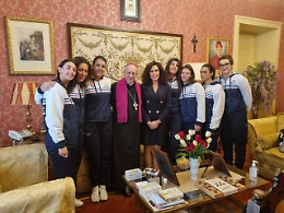 Prete sorpreso a spiare pallavoliste, il vescovo chiede scusa