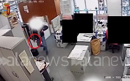 Tenta una rapina in banca e ferisce il cassiere con un taglierino