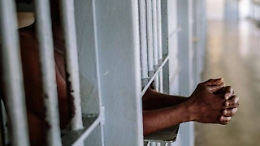 Bari: arrestati tre agenti di polizia penitenziaria per violenza su detenuto