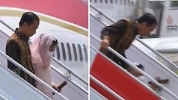 G20, la first lady indonesiana scivola sulla scaletta dell'aereo