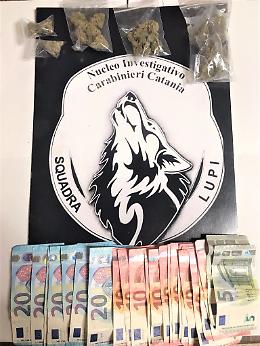 Droga ordinata sul telefonino con consegna “veloce”: pusher arrestato a Picanello