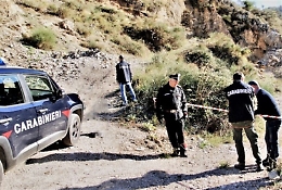 Cava abusiva di pietra arenaria in fondo privato nel Messinese: denunciato il proprietario