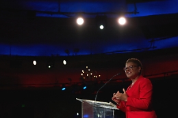 Karen Bass fa la storia: &egrave; la prima donna a guidare Los Angeles