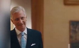 Il re del Belgio nello spot per i Mondiali: diventa ct e si tatua la coppa