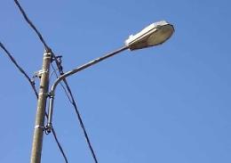 Villa con piscina, sala cinema e ascensore ma il proprietario rubava l'energia elettrica: denunciato