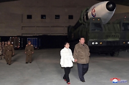 Corea Nord: Kim ispeziona lancio missile Icbm con la figlia