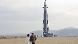 Kim Jong-Un mostra per la prima volta la figlia in pubblico e la porta a vedere il «missile mostro»