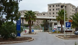 Paziente da 13 giorni al pronto soccorso, il primario: «Colpa di più cause»