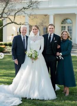 Usa, la nipote del presidente Biden si sposa alla Casa Bianca con un velo chilometrico
