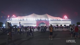 Qatar 2022, i fuochi d'artificio dello stadio Al Bayt illuminano il deserto