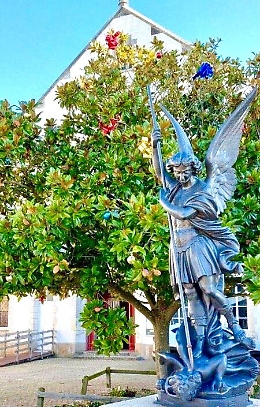 L'Arcangelo Michele tra Francia e San Michele di Ganzaria: la Vandea non vuole la statua del santo