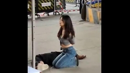 A Guangzhou, due donne senza mascherine: inginocchiate e portate via di forza dai vigilanti