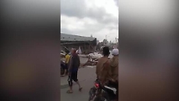 Terremoto in Indonesia, case crollate sull'isola di Giava: decine di morti