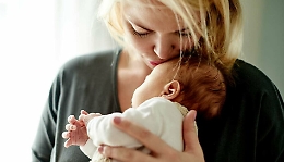 Un mese in più di congedo retribuito all’80% per le mamme in difficoltà (da fruire entro i sei anni di età dei figli)