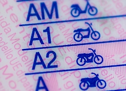 Il figlio è bocciato agli esami di guida, il padre aggredisce due esaminatori della Motorizzazione