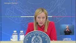 Problemi col microfono nella conferenza stampa sulla manovra e Meloni scoppia a ridere