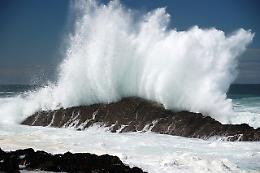 Travolti da un'onda a Terrasini e trascinati in mare, due giovani salvati dalla Guardia costiera
