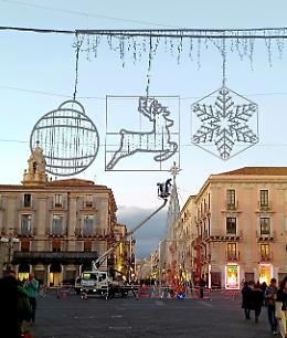 Catania, da venerdì si accende l'albero di Natale di Piazza Università e le luminarie di via Etnea