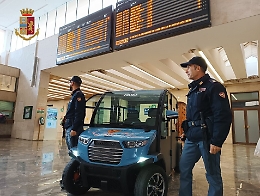 Catania, attraversano i binari per non perdere il treno: multati