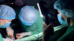 Kiev, salta la corrente in ospedale ma l'operazione al cuore prosegue con una lampadina