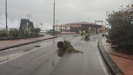 Giardini Naxos "sferzata" da venti di burrasca e da una mareggiata