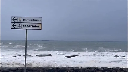 Riposto, la mareggiata fa paura