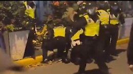 Cina, proteste a Shanghai per le restrizioni anti-Covid: scontri e arresti