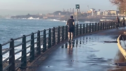 La furia delle onde sul lungomare di Catania