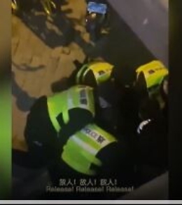 Shanghai, la polizia cinese picchia e arresta un giornalista della Bbc