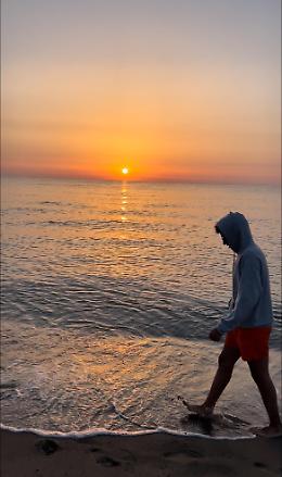 La seconda vita di Remon, l'ex migrante laureato che porta in scena se stesso