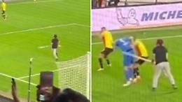 Turchia, tifoso scende in campo e colpisce il portiere con la bandierina del calcio d'angolo