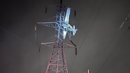 Aereo si schianta contro traliccio della rete elettrica in Maryland: 90 mila persone senza corrente