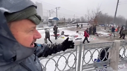 Kiev al gelo, il mercato dei poveri sotto la neve: «Dove gli ucraini cercano di vendere qualsiasi cosa pur di racimolare denaro»