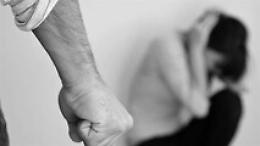 Un 54 enne gelese, con l'aiuto delle sorelle, maltratta la moglie con metodo mafioso