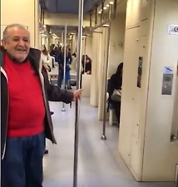 Napoli: il video virale del Capotreno che va in pensione e si commuove