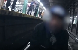Cade sui binari della metro a New York, salvato in extremis